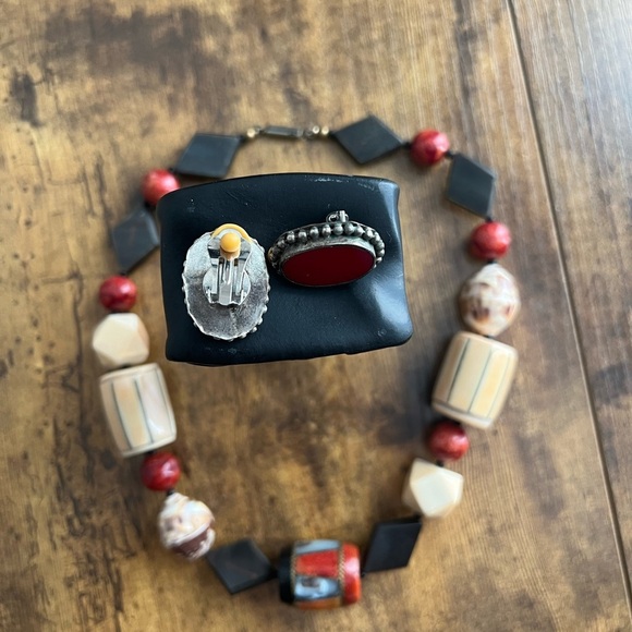 Multicolored symmetrical necklace with matching earrings. - Picture 11 of 11